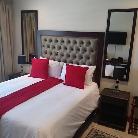 Lily White Guest House Центуріон Екстер'єр фото