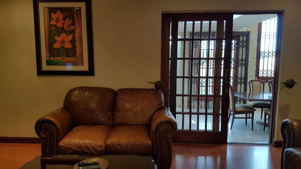 Lily White Guest House Центуріон Екстер'єр фото
