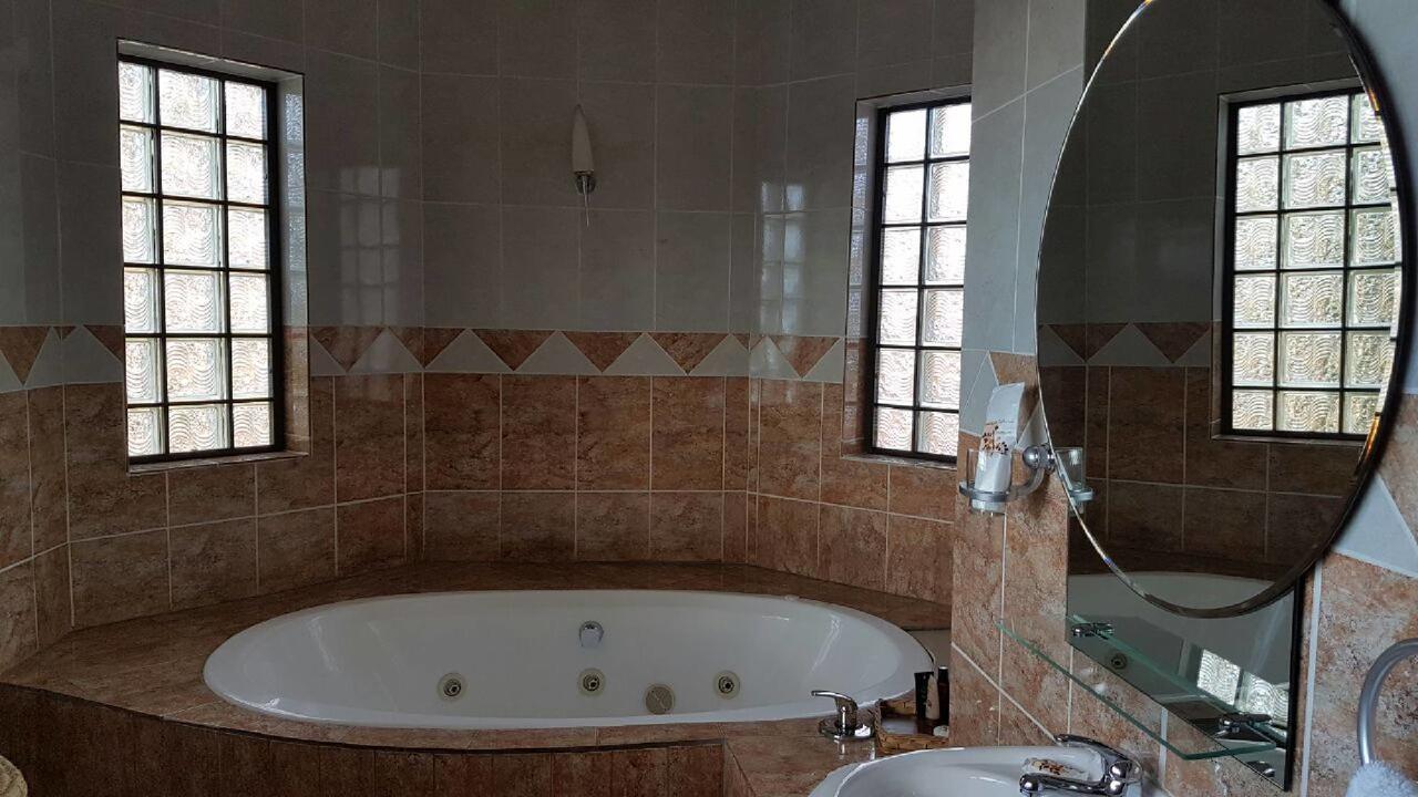 Lily White Guest House Центуріон Екстер'єр фото