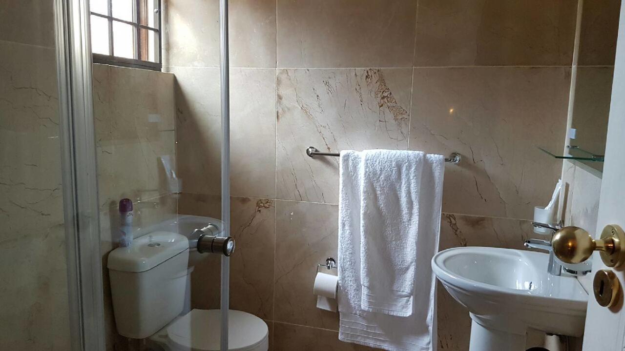 Lily White Guest House Центуріон Екстер'єр фото
