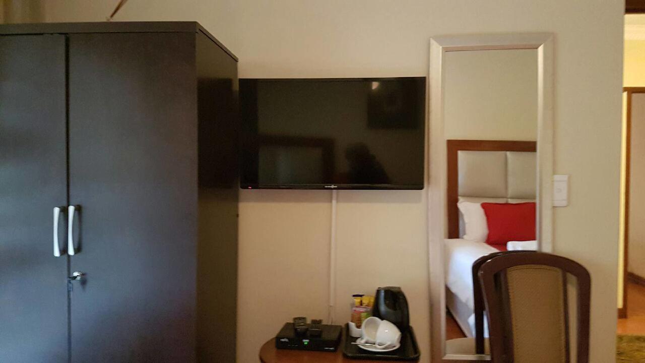 Lily White Guest House Центуріон Екстер'єр фото